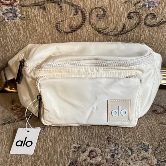 ALO Yoga Cream Clutch - Picture 1 of 5
